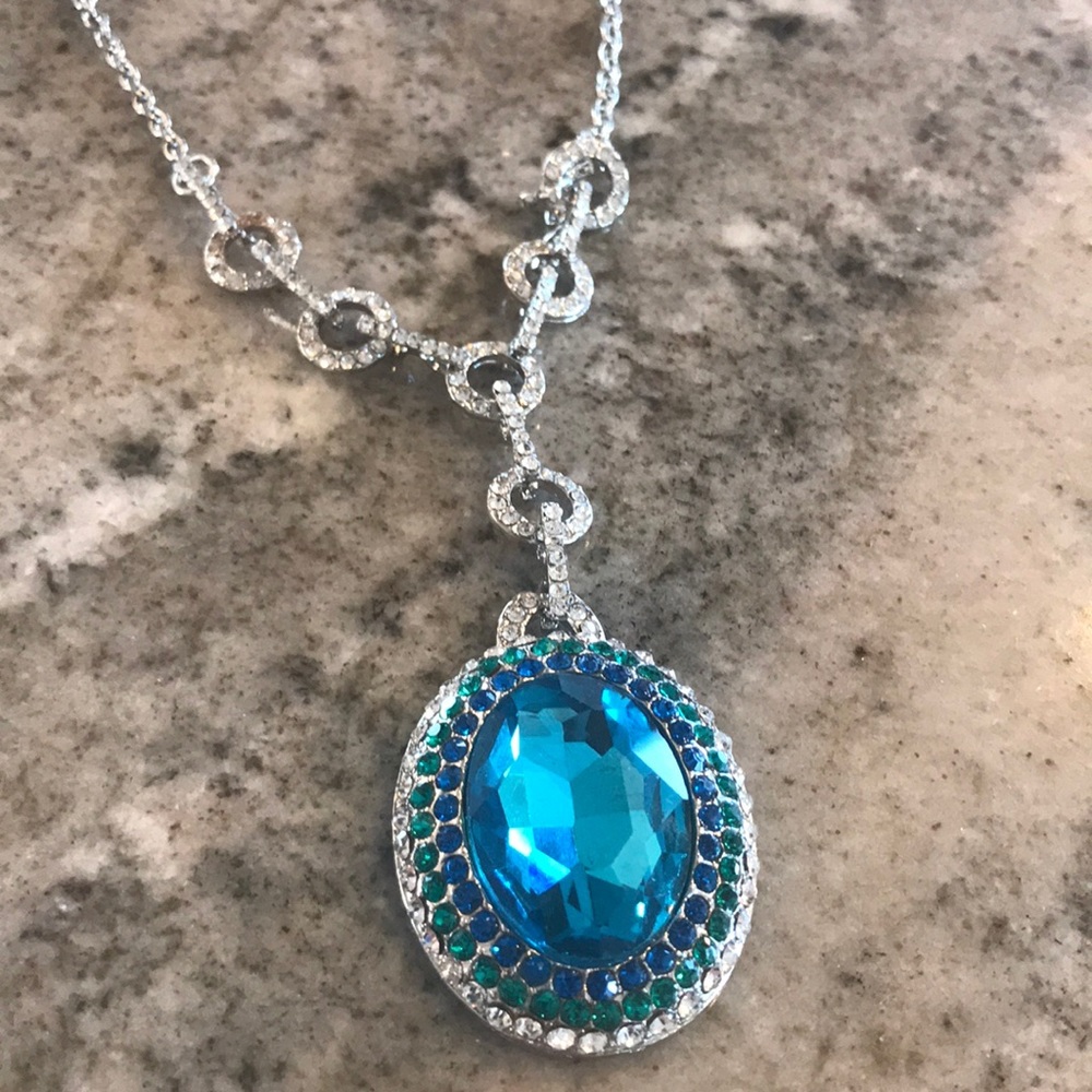 BOLD CRYSTAL NECKLACE